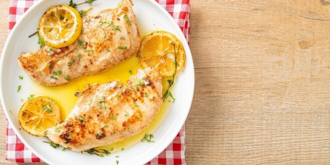 Grilled,Chicken,With,Butter,,Lemon,And,Garlic,On,White,Plate