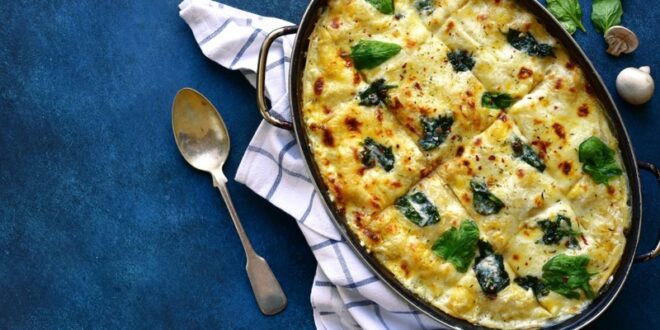 Homemade,Delicious,Chicken,Mushroom,Spinach,Lasagna,In,A,Baking,Dish